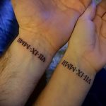 Фотография парных татуировок на запястьях с одинаковыми римскими цифрами "VIII-IX-MMII", символизирующими общую дату.