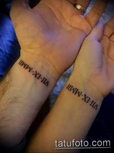 Фотография парных татуировок на запястьях с одинаковыми римскими цифрами "VIII-IX-MMII", символизирующими общую дату.
