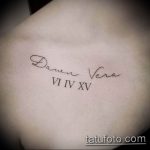 Фото татуировки на груди с изящным написанием имени "Daven Vera" и римскими цифрами, символизирующими важную дату.