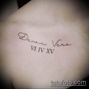 Фото татуировки на груди с изящным написанием имени "Daven Vera" и римскими цифрами, символизирующими важную дату.