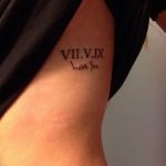 Фото тату на боку с римскими цифрами 'VII.V.IX' и надписью 'I love You', выполненной черными чернилами. Романтичный и нежный дизайн.