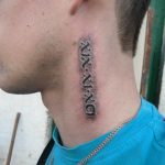 Фото тату на шее с римскими цифрами 'XIX.XI.XC', выполненной черными чернилами. Смелый и стильный дизайн.