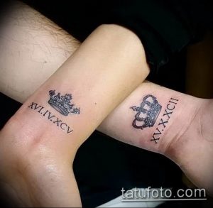 Фото парных тату на запястьях с изображением корон и римских цифр, выполненных в черном цвете. Символизирует королевскую кровь и важные даты.