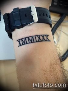 Фото тату: черная татуировка с римскими цифрами 'XMMIXXX' на запястье. Простой и минималистичный дизайн.