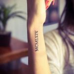 Фото тату: Изящная татуировка с римскими цифрами, расположенная на запястье. Минималистичный дизайн для женского запястья.