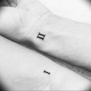 Фото тату: Две маленькие татуировки с римскими цифрами 'I' и 'II' на запястьях. Идеальный вариант для пары или близких людей.
