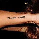 Фото тату: Татуировка с римскими цифрами VIII XIV V VIII на внутренней стороне запястья. Черный цвет, тонкие линии, простой и элегантный дизайн.