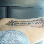 Фото тату: Римские цифры VIII VIII MMXII на запястье, выполненные черными чернилами. Классический шрифт, четкие линии, минималистичный дизайн.