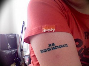 Фото тату на руке: римские цифры, выполненные черным цветом. Простой и лаконичный рисунок татуировки.