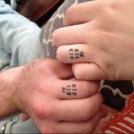 Фото тату: парные татуировки на пальцах рук с римскими цифрами 'IV XIV' и 'VI XIX', выполненные в черном цвете.