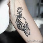 фото тату роза с рукой скелета 26.03.2019 №018 - rose tattoo with skeleton ha - tatufoto.com