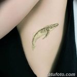 Фотография акварельной татуировки в виде скелета кита, выполненной на боку девушки. Нежные пастельные тона.