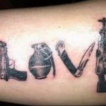 Фото тату: надпись 'LOVE', составленная из пистолета, гранаты и ножа. Необычный и провокационный рисунок, символизирующий сложные отношения.