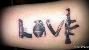 Фото тату: надпись 'LOVE', составленная из пистолета, гранаты и ножа. Необычный и провокационный рисунок, символизирующий сложные отношения.
