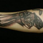 фото тату с пистолето 04.03.2019 №178 - photo tattoo with a gun - tatufoto.com