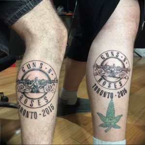 Фотография парных татуировок на ногах с изображением логотипа Guns N' Roses и листа марихуаны. Яркий и запоминающийся рисунок татуировки.