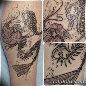 Фото тату русалки-скелета в стиле line art на ноге. Детализированный рисунок с плавными линиями и пузырьками воздуха.