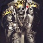Фото тату на теле: три фигуры - дама, скелет и дама с короной, окруженные игральными картами, выполненное в черно-белой гамме.