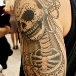 фото тату скелета на плече 26.03.2019 №009 - skeleton tattoo on shoulder - tatufoto.com