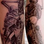 Фото тату: детализированный рисунок скелета с косой, выполненный в черно-серых тонах на руке, с акцентом на реалистичность.