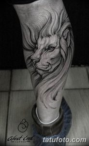 Фото тату на руке: портрет льва, выполненный в технике графики с использованием тонких линий и штриховки. Детализированный рисунок татуировки с акцентом на взгляд животного.