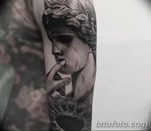Фото тату с изображением бюста античного героя в стиле неоклассики. Детализированная проработка лица и волос, игра света и тени.