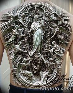 Детализированная черно-серая татуировка, покрывающая всю спину, с изображением сцены вознесения с ангелами и святыми. Сложный узор и реалистичная проработка.