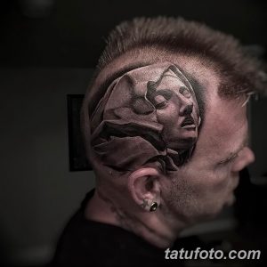 Черно-серое фото тату на голове, изображающее лицо, словно высеченное из камня. Выразительный взгляд и детализированная текстура.