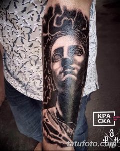 Фото татуировки на руке с изображением лица женщины в черно-белых тонах. Детализированный рисунок татуировки с акцентом на глаза.