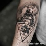 Фото тату с изображением Будды и цветка лотоса, выполненное в реалистичном стиле. Детализированное лицо Будды, яркие цвета и геометрические узоры создают гармоничный образ.