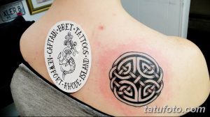 Фото тату кельтского узора в круге и морского якоря с трезубцем на плече. Черно-белый рисунок татуировки.
