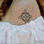 Фото тату небольшого кельтского узла на шее. Черно-белый рисунок татуировки с изящными линиями и минималистичным дизайном.