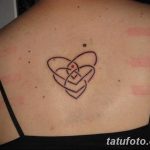 Фото тату: кельтский узел в форме сердца, выполненный на спине. Нежный и романтичный рисунок татуировки.