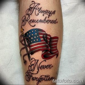 Фото тату американского флага на предплечье с надписью "Always Remembered, Never Forgotten". Патриотический рисунок татуировки.