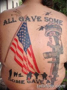 Фото тату на спине: американский флаг, надпись 'All Gave Some, Some Gave All', изображения солдат, вертолет, патриотичный и мемориальный дизайн.