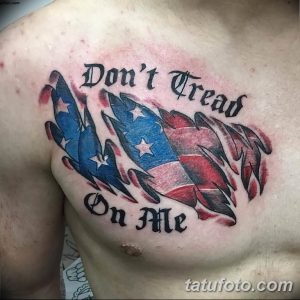 Фото тату на груди с изображением флага Техаса и надписью 'Don't Tread On Me', выполненное в реалистичном стиле с использованием ярких цветов.