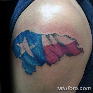 Фото тату флага Техаса на плече. Синий фон, белая звезда, красные и белые полосы, реалистичный стиль, патриотическая тематика.