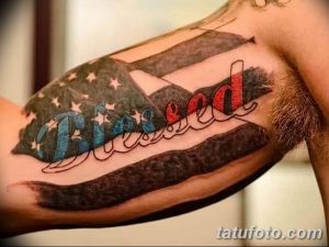 Фото тату американского флага на предплечье с надписью 'Blessed'. Красивый рисунок татуировки в реалистичном стиле с использованием ярких цветов.