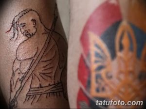 Фото тату на руке: минималистичное изображение воина в древних доспехах, выполненное тонкими линиями.