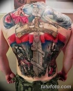 Фото тату на всю спину: изображение воина с мечом на фоне флага, выполненное в ярких цветах с элементами фэнтези и реализма.