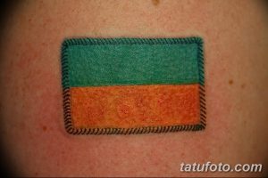 Фото тату: минималистичная татуировка флага Венгрии на коже, состоящая из двух горизонтальных полос красного и белого цвета.