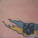 Фото небольшой татуировки с изображением флага Украины. Желтый и голубой цвета, минималистичный дизайн.