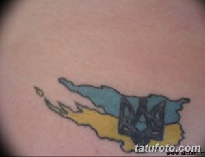 Фото небольшой татуировки с изображением флага Украины. Желтый и голубой цвета, минималистичный дизайн.