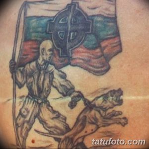 Фото татуировки в кельтском стиле с изображением воина, держащего флаг, и собаки. Использование коричневых и серых оттенков.