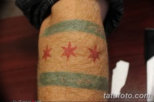 Фото тату флага Чикаго на ноге. Рисунок татуировки выполнен в виде трех горизонтальных полос и трех красных звезд.
