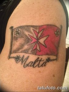 Фото тату флага Мальты с надписью 'Malta'. Простой рисунок с использованием красного, белого и черного цветов.