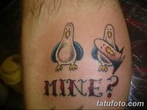 Фото тату: Две мультяшные чайки с надписью "Mine?", выполненная в ярком и юмористическом стиле. Идеи для смешных тату.
