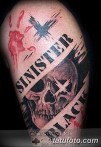 Фото тату черепа с надписью "Sinister Black", выполненного в стиле олдскул на руке. Классический эскиз тату для любителей готической культуры.