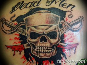Фото тату пиратского черепа с надписью "Dead Men" и скрещенными кинжалами. Красные брызги, реалистичный стиль.