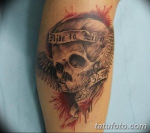 Фотография татуировки черепа с крыльями и надписью "Ride to Live", выполненной в реалистичном стиле. Тату расположена на предплечье и выглядит очень эффектно.